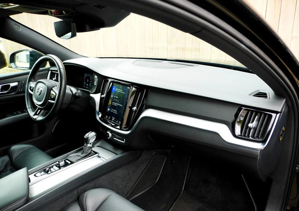 Volvo V60 cena 128900 przebieg: 98400, rok produkcji 2020 z Golczewo małe 497